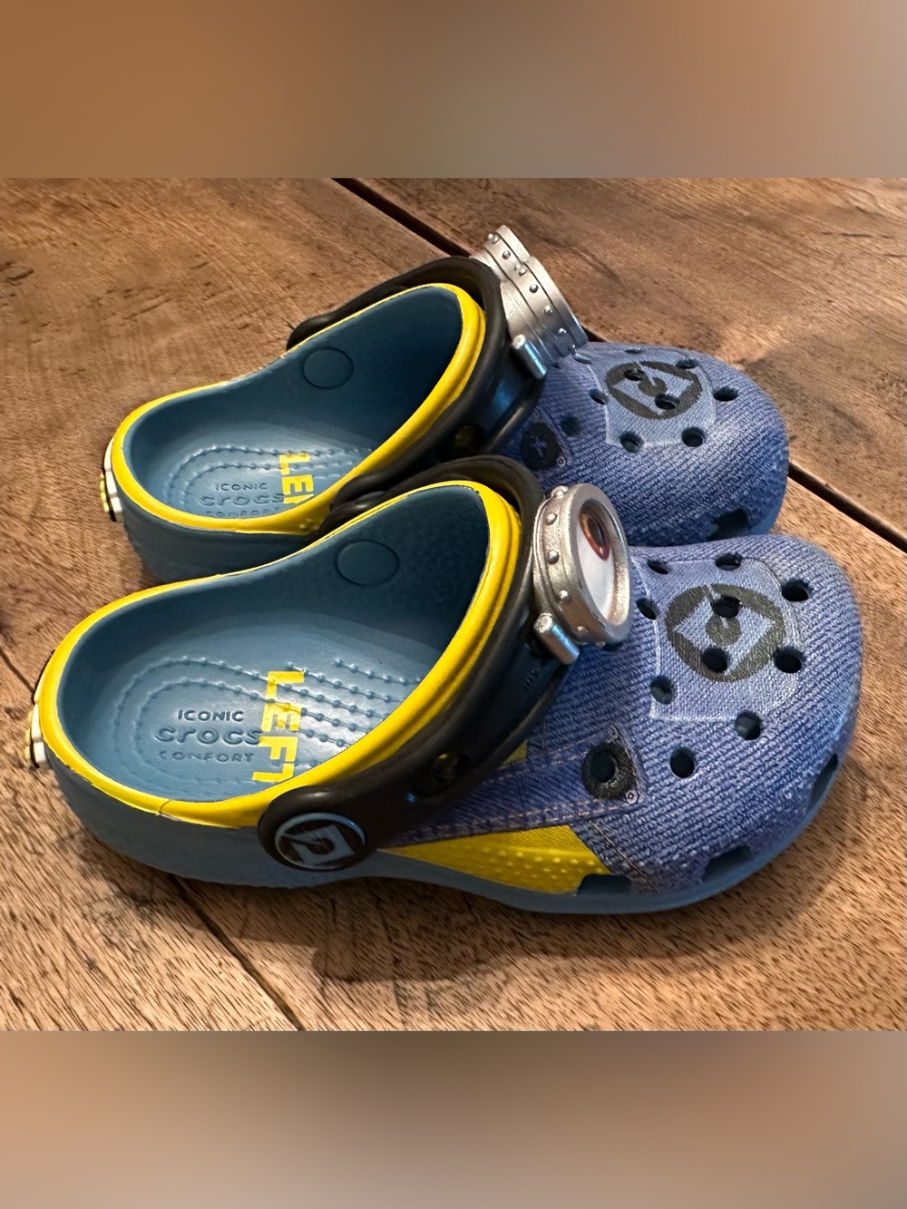 GUC Kids Crocs Blue & Yellow Minions Size C8.
